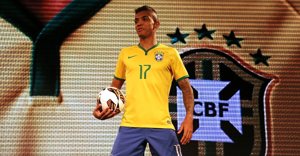 Volante Luiz Gustavo exibe a camisa a ser usada pela seleção brasileira na Copa do Mundo de 2014 (24.nov.2013)