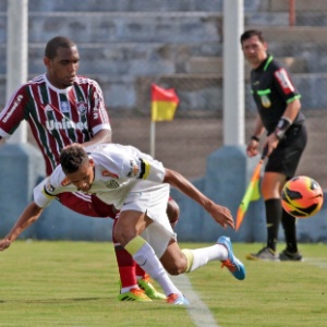 Zagueiro Digão, do Fluminense, tenta desarmar Geuvânio, do Santos (24.nov.2013) - Célio Messias/Photocamera