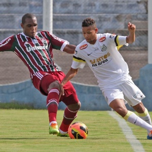 Zagueiro Digão, do Fluminense, tenta desarmar Geuvânio, do Santos (24.nov.2013) - Célio Messias/Photocamera