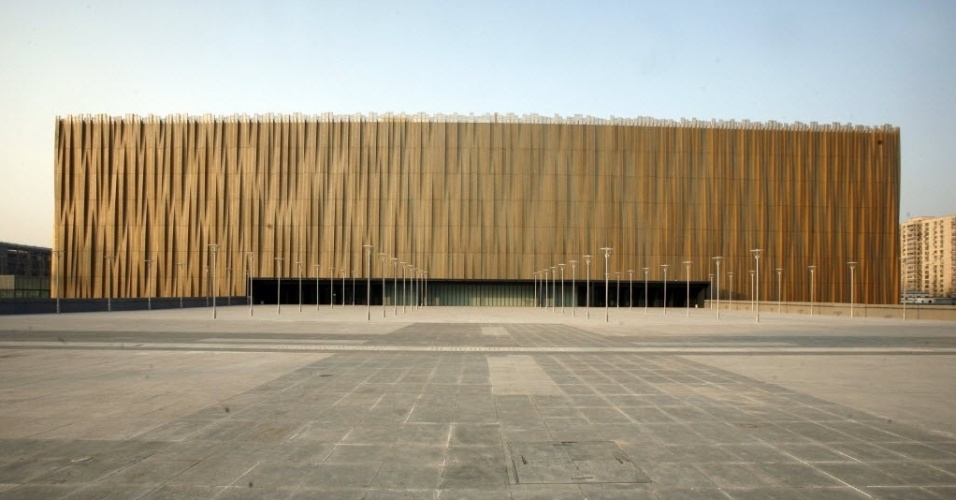 A Arena Wukesong é outra das construções das Olimpíadas de Pequim que chamam a atenção; o local que reuniu os torneios de basquete abriga 18 mil pessoas, segue o padrão da NBA e é decorada com colunas de alumínio que refletem 80% dos raios do sol