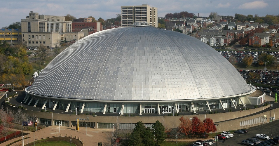A Civic Arena tem um design bastante diferente e é a casa dos Pittsburgh Penguins, equipe de hóquei no gelo