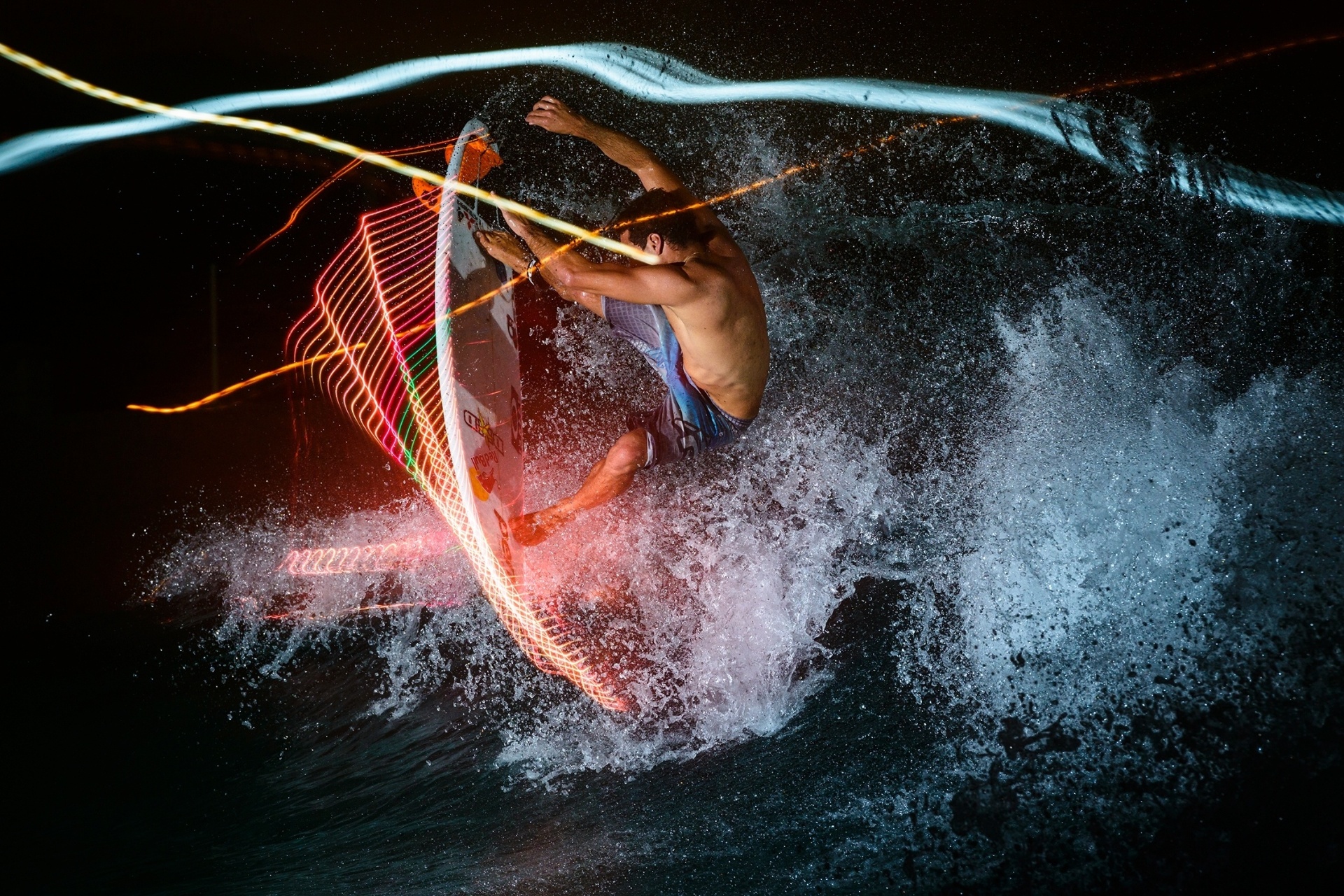 Adriano Souza, o Mineirinho, começou a ganhar prêmios com o surfe aos 15 anos. Hoje, já bateu a marca do milhão de dólares em premiação e comprou casa para si e para seus familiares com o dinheiro - Marcelo Maragni/Red Bull Content Pool
