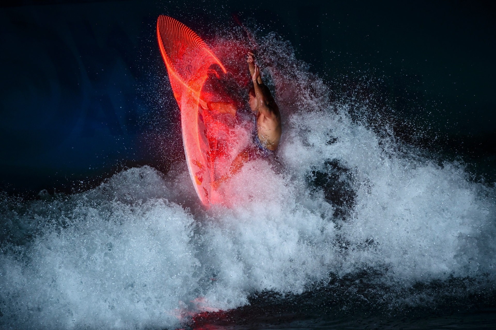 Adriano Souza, o Mineirinho, começou a ganhar prêmios com o surfe aos 15 anos. Hoje, já bateu a marca do milhão de dólares em premiação e comprou casa para si e para seus familiares com o dinheiro - Marcelo Maragni/Red Bull Content Pool