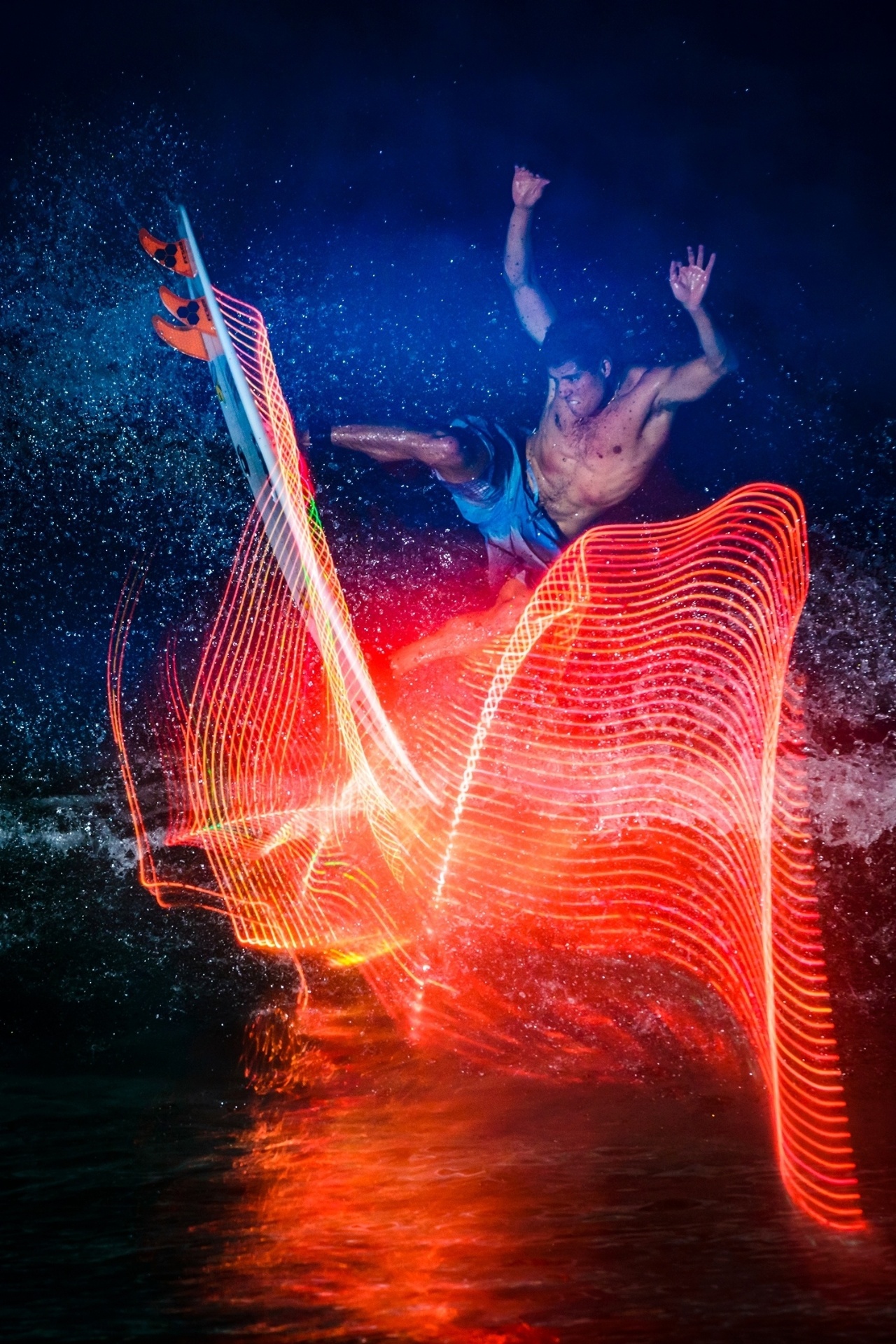 Adriano Souza, o Mineirinho, cria efeitos psicodélicos ao 'furar' as ondas com sua prancha incrementada com lâmpadas de LED, em uma piscina de ondas em Abu Dhabi - Marcelo Maragni/Red Bull Content Pool