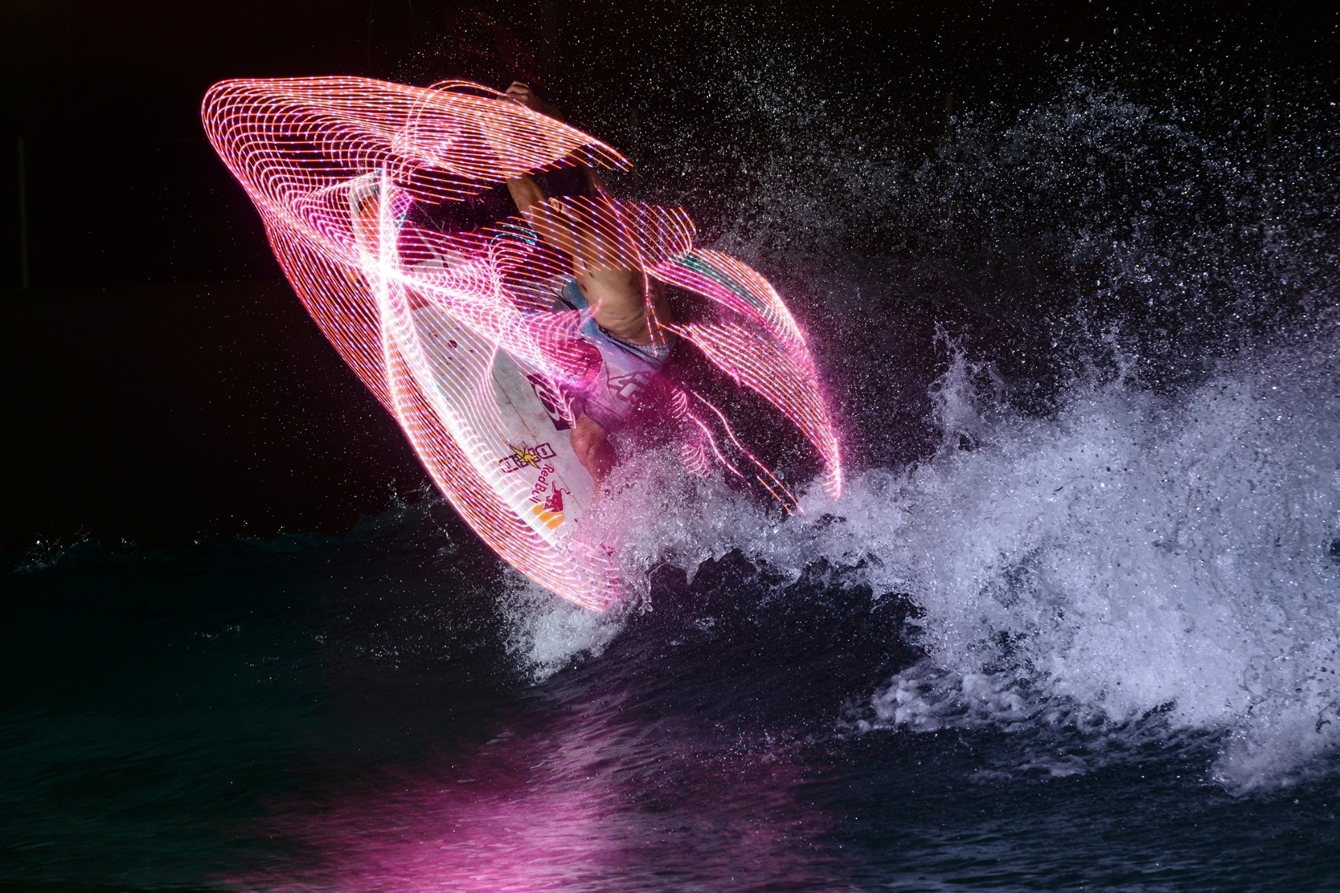 Adriano Souza, o Mineirinho, cria efeitos psicodélicos ao 'furar' as ondas com sua prancha incrementada com lâmpadas de LED, em uma piscina de ondas em Abu Dhabi - Marcelo Maragni/Red Bull Content Pool