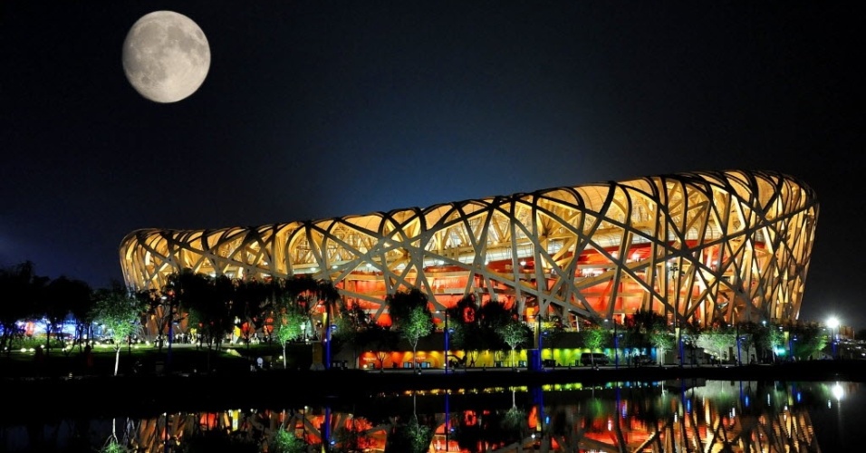 Bela vista do Estádio Nacional de Pequim, utilizado para a abertura dos Jogos Olímpicos de 2008; a sua estrutura moderna e emaranhada ganhou o apelido de Ninho de Pássaro
