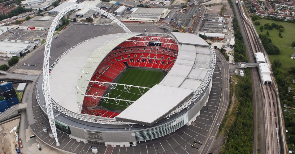 Estádio Wembley após a reforma; o campo recebeu os Jogos Olímpicos de 2012 com um design mais moderno, bastante diferente do anterior