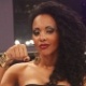Ex-BBB Aline fica responsável pelas plaquinhas como ring girl do Jungle Fight - Divulgação/Fernando Azevedo