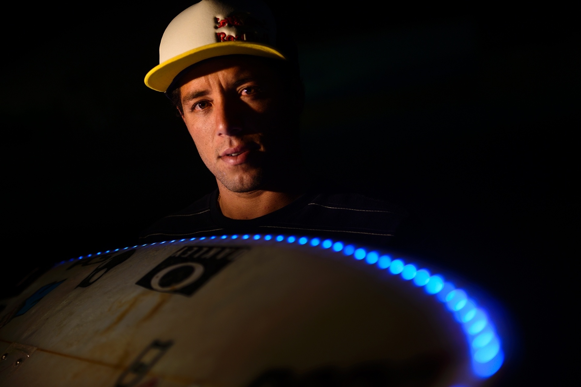 Mineirinho explica o ensaio especial: "A ideia partiu do fotógrafo Marcelo Maragni, que fez um trabalho manual em nossas pranchas, instalando as lâmpadas de LED e fazendo um buraco para encaixar a bateria e vedar esse espaço. Fizemos as fotos em uma piscina de ondas em Abu Dhabi e o resultado ficou maravilhoso, como vocês podem ver nas imagens." - Marcelo Maragni/Red Bull Content Pool