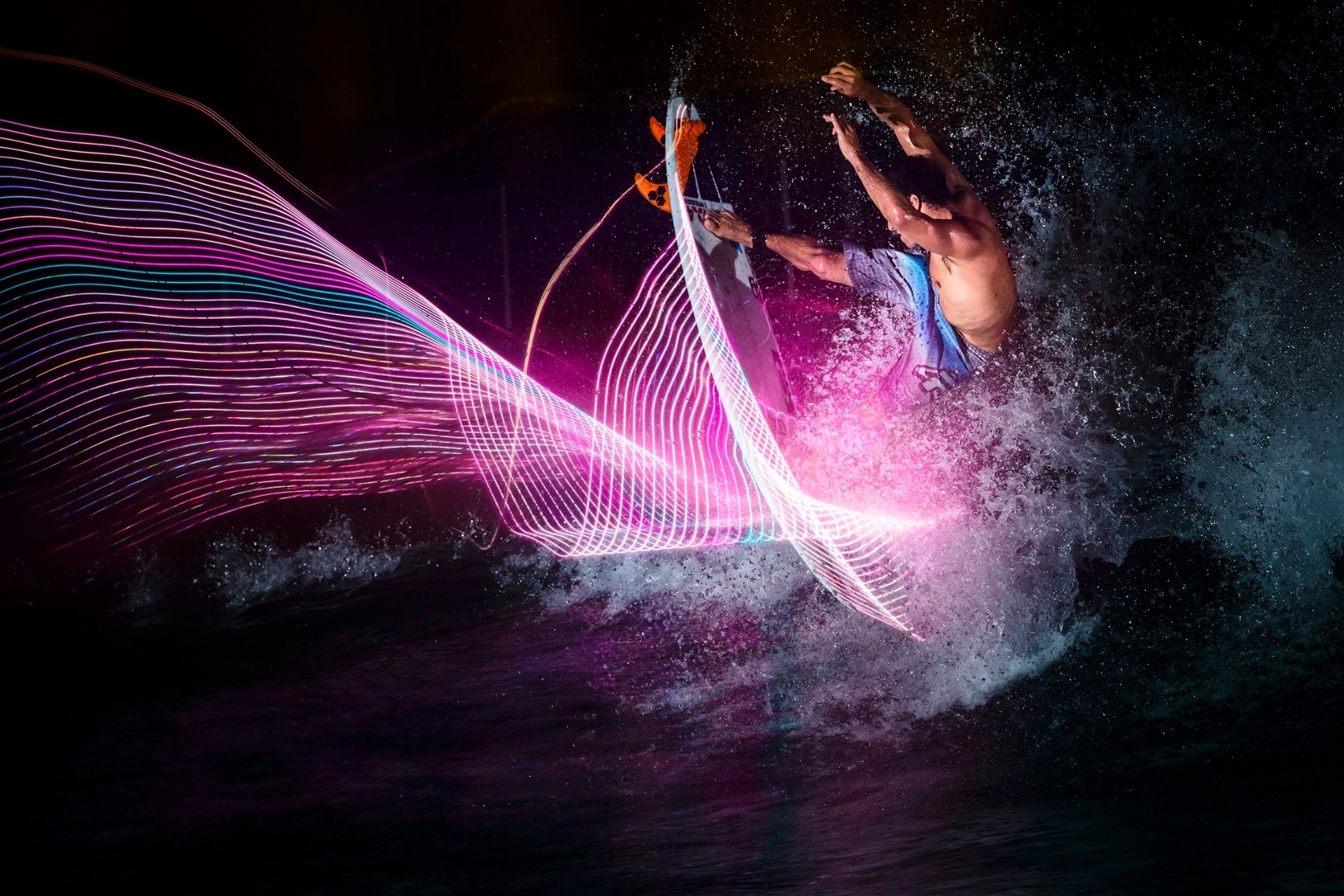 Mineirinho explica o ensaio especial: "A ideia partiu do fotógrafo Marcelo Maragni, que fez um trabalho manual em nossas pranchas, instalando as lâmpadas de LED e fazendo um buraco para encaixar a bateria e vedar esse espaço. Fizemos as fotos em uma piscina de ondas em Abu Dhabi e o resultado ficou maravilhoso, como vocês podem ver nas imagens." - Marcelo Maragni/Red Bull Content Pool