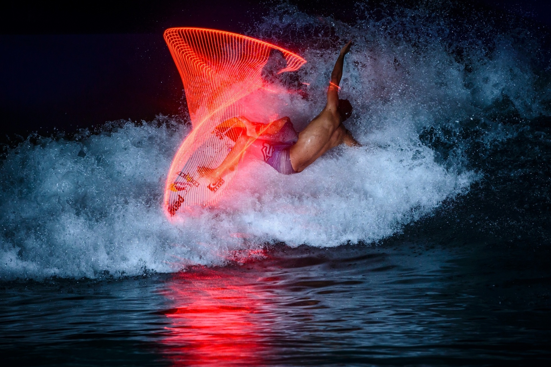 O astro brasileiro do surfe Adriano Souza, o Mineirinho, resolveu inovar em Abu Dhabi. Em uma piscina de ondas, ele surfou com lâmpadas de LED implantadas na sua prancha, criando efeitos impensáveis com seus movimentos - Marcelo Maragni/Red Bull Content Pool