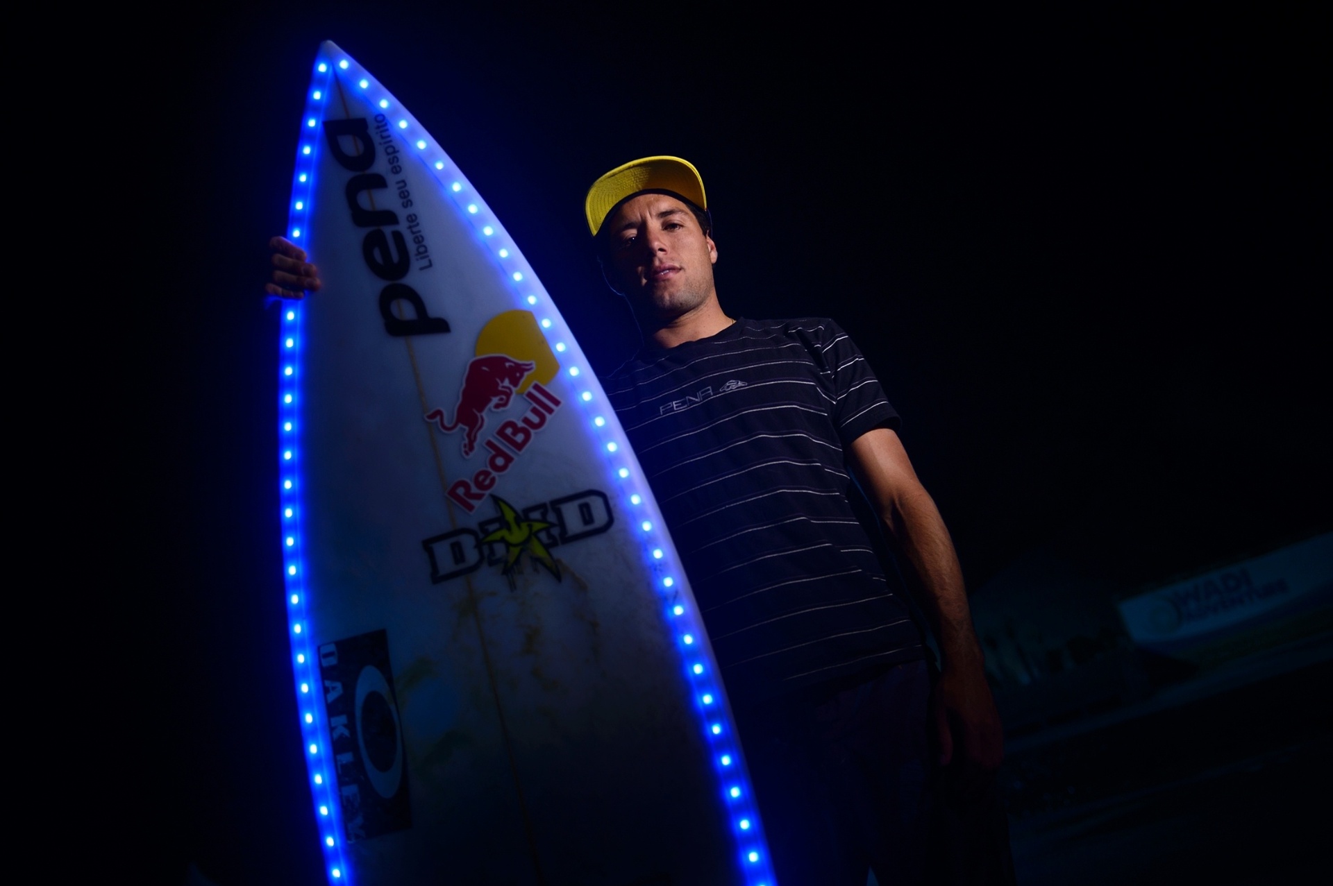 O astro brasileiro do surfe Adriano Souza, o Mineirinho, resolveu inovar em Abu Dhabi. Em uma piscina de ondas, ele surfou com lâmpadas de LED implantadas na sua prancha, criando efeitos impensáveis com seus movimentos - Marcelo Maragni/Red Bull Content Pool