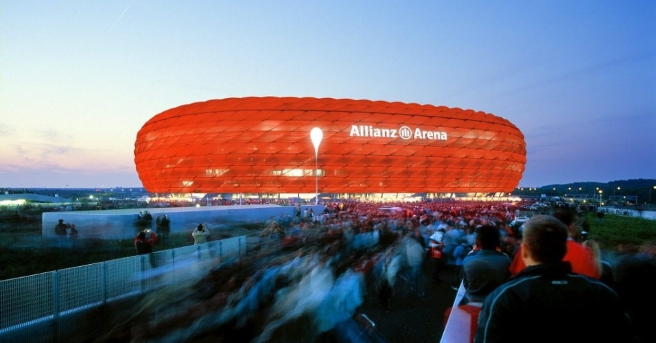 O estádio Allianz Arena, em Munique (Alemanha), é um dos mais modernos do mundo e muda de cor de acordo com o evento; em dias de jogo do Bayern de Munique, ele fica todo vermelho