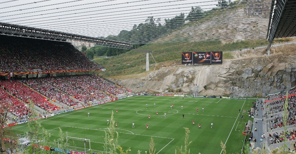 O Estádio Municipal de Braga, em Portugal, tem uma estrutura bastante diferente; nas laterais, as arquibancadas; atrás de um dos gols, uma enorme pedreira