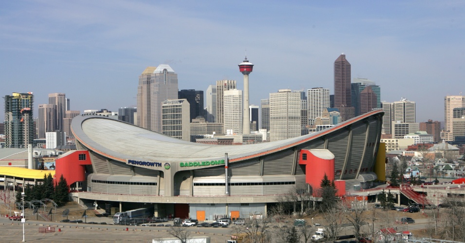 Vista geral do ginásio Pengrowth Saddledome, em Calgary, no Canadá; construção abriga suítes de luxo, bares e restaurantes