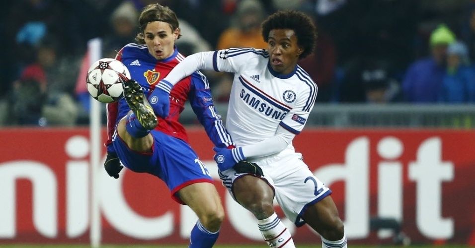 26.nov.2013 - Brasileiro Willian disputa a jogada com Kay Voser durante partida entre Chelsea e Basel, pela Liga dos Campeões