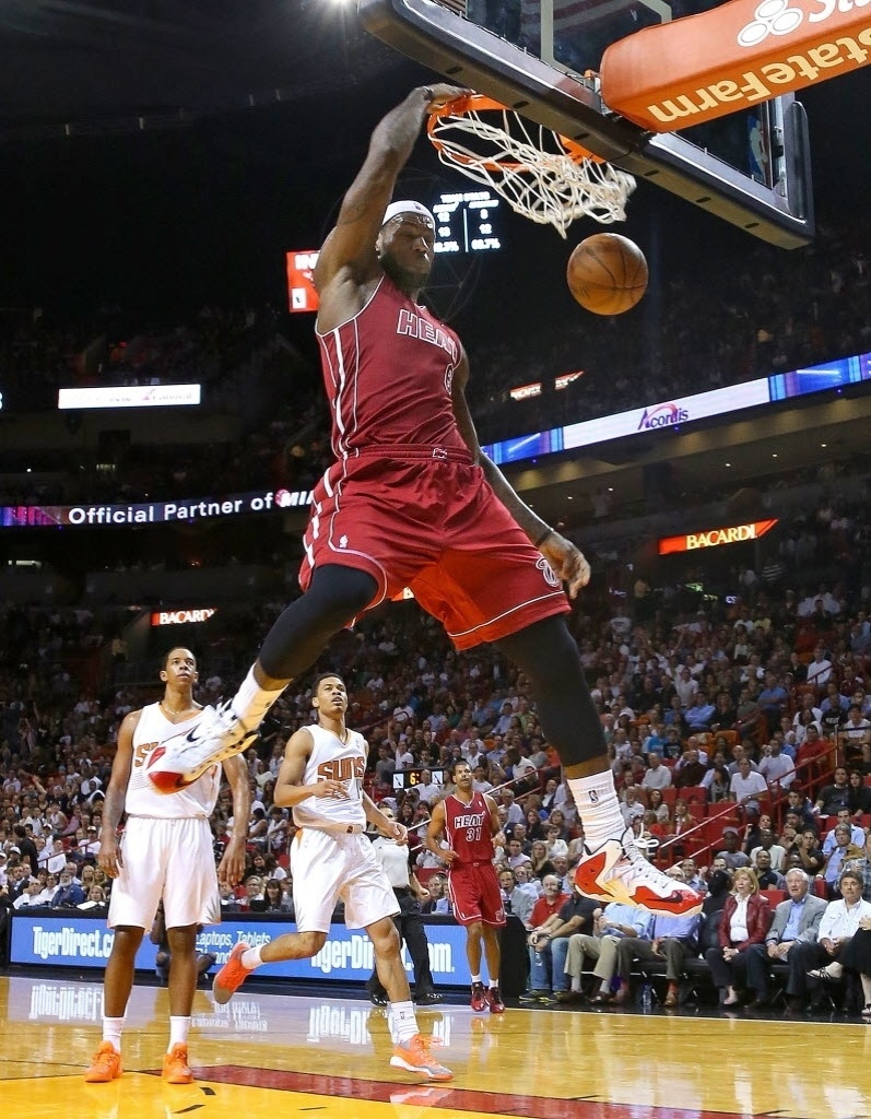 26.nov.2013 - LeBron James enterra no triunfo do Miami Heat sobre o Phoenix Suns por 107 a 92 - Mike Ehrmann/Getty Images/AFP
