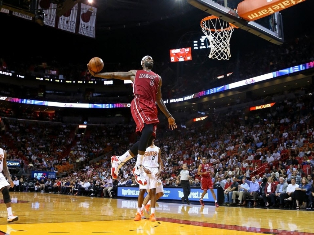 26.nov.2013 - LeBron James salta para enterrar no triunfo do Miami Heat sobre o Phoenix Suns por 107 a 92 - Mike Ehrmann/Getty Images/AFP