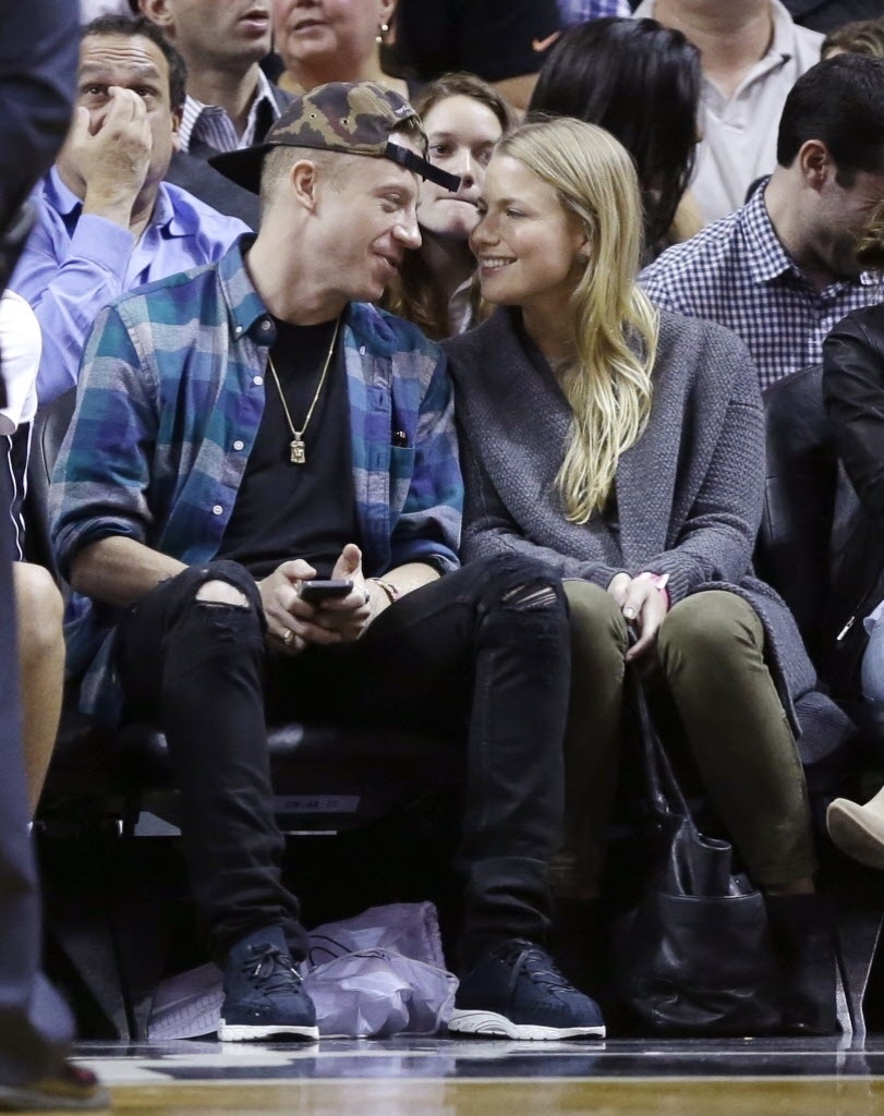 26.nov.2013 - O rapper Macklemore acompanha com loira a partida entre Miami Heat e Phoenix Suns pela NBA - AP Photo/Lynne Sladky