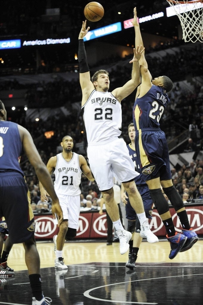 26.nov.2013 - Tiago Splitter tenta gancho por cima de Anthony Davis no triunfo dos Spurs sobre os Pelicans por 112 a 93 - Brendan Maloney-USA TODAY Sports