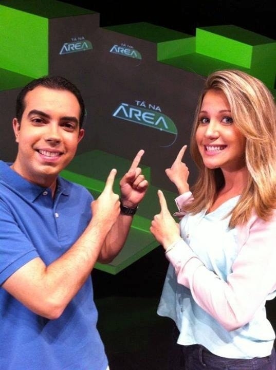 Bárbara Coelho posa no cenário do "Tá Na Área", do SporTV, com Antero Neto - Arquivo Pessoal