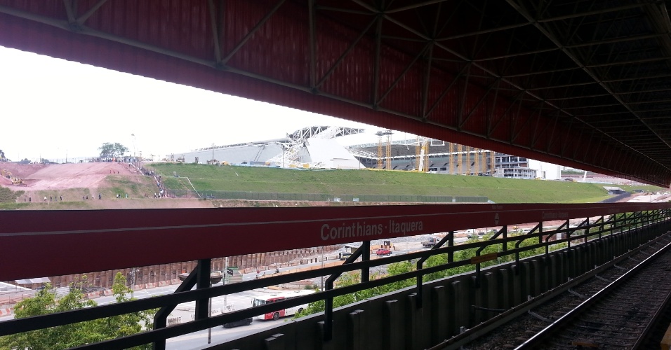 27.nov.2013 - Da estação de metrô Corinthians-Itaquera é possível avistar o acidente no estádio