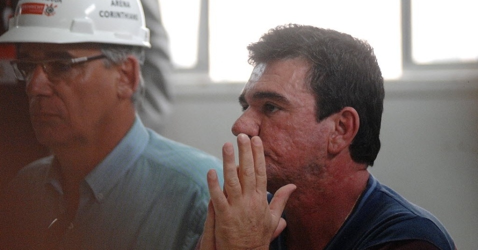 27.nov.2013 - O ex-presidente Andrés Sanchez estava no local na hora do acidente; ele chorou muito ao ver o estrago e saber da morte dos funcionários