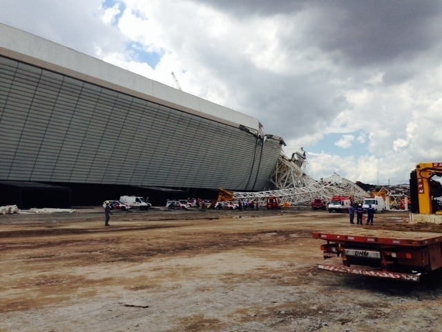 27.nov.2013 - Parte da estrutura metálica do Itaquerão desabou e destruiu parte do novo estádio do Corinthians