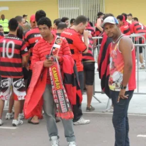 Ambulantes vendem faixa de campeão da Copa do Brasil para torcedores do Flamengo - Renan Rodrigues/UOL Esporte