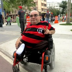Deficiente Fernando Antônio da Silva aguarda a abertura dos portões no Maracanã para decisão entre Flamengo e Atlético-PR - Pedro Ivo Almeida/UOL