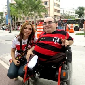 Deficiente Fernando Antônio da Silva com sua filha, Camila da Silva, aguarda a abertura dos portões no MAracanã para decisão entre Flamengo e Atlético-PR - Pedro Ivo Almeida/UOL