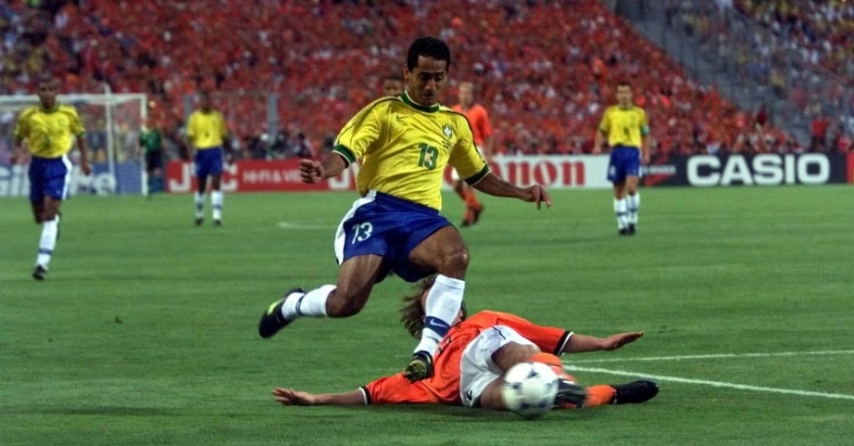 Ex-lateral Zé Carlos em ação contra a Holanda na Copa de 98; hoje ele é secretário da cidade de Nova Mutum-MT