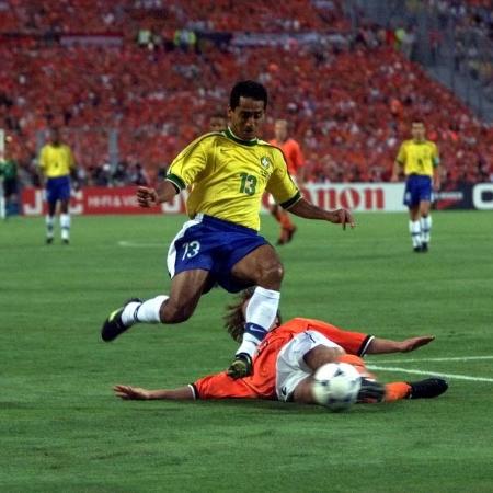 Ex-lateral Zé Carlos em ação contra a Holanda na Copa de 98; hoje ele é secretário da cidade de Nova Mutum-MT