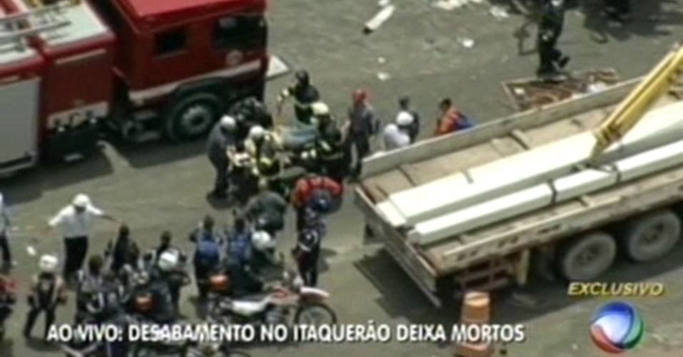 Imagens da TV Record mostram uma das vítimas sendo retiradas após o desabamento no Itaquerão
