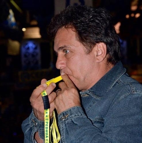 Marcos Frota testa o pedhuá, candidato a nova vuvuzela