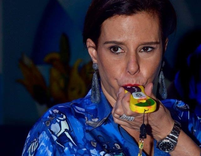 Narcisa Tamborindeguy testa o pedhuá, candidato a nova vuvuzela
