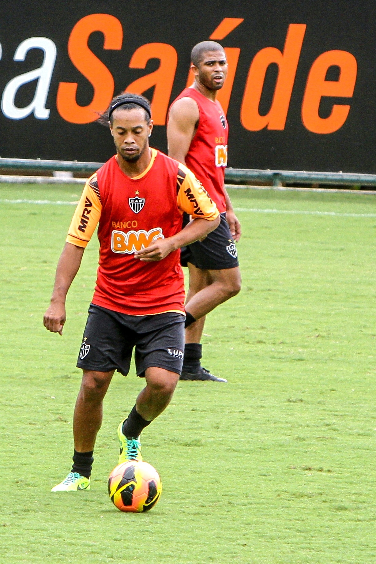 Ronaldinho Gaúcho participa de treino do Atlético-MG na Cidade do Galo (27/11/2013)