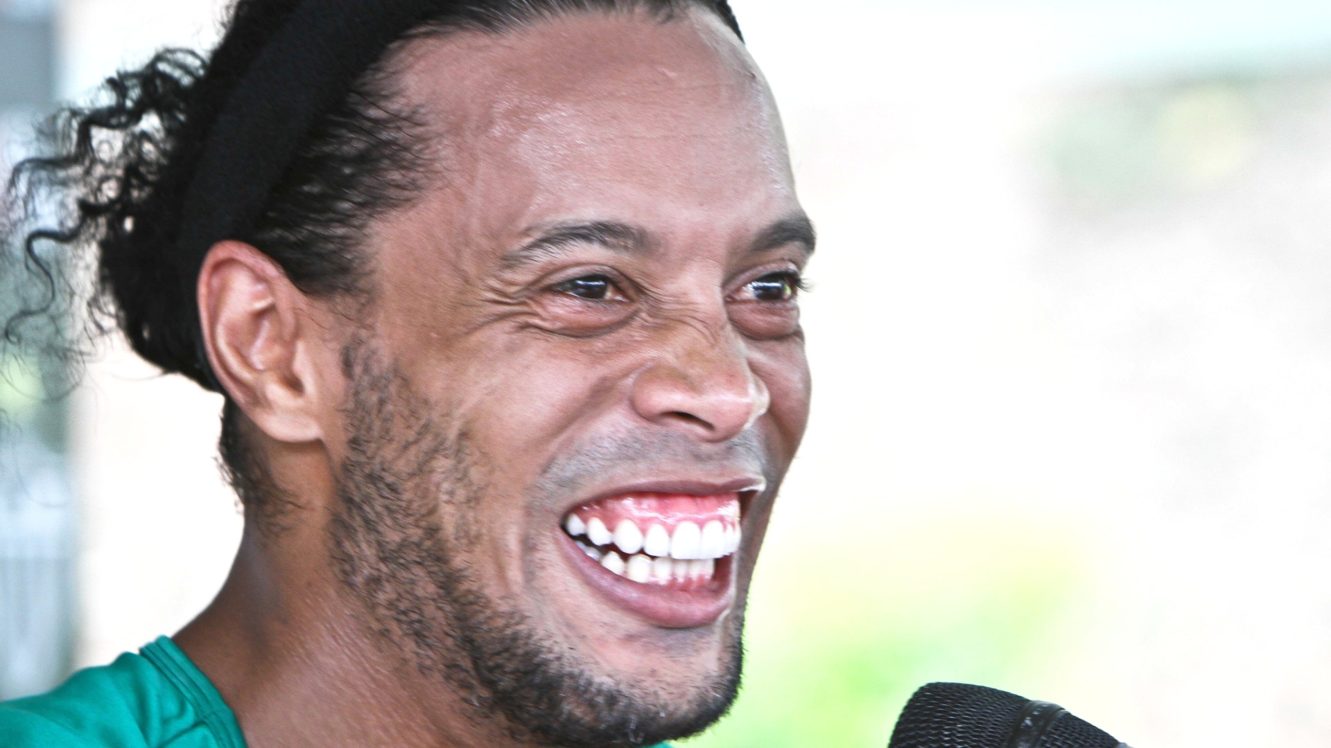 Ronaldinho Gaúcho se mostra descontraído durante entrevista na Cidade do Galo (27/11/2013)