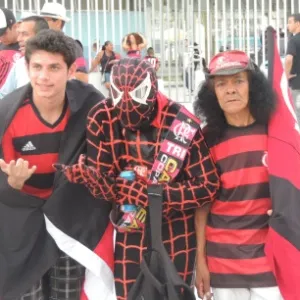 Torcedor vai vestido de Homem Aranha para a final entre Flamengo e Atlético-PR - Renan Rodrigues/UOL Esporte