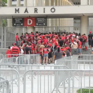 Torcedores do Flamengo chegam ao Maracanã para a final contra o Atlético-PR - Renan Rodrigues/UOL Esporte