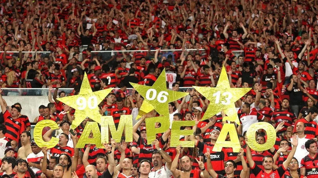 Torcedores do Flamengo exibem três estrelas simbolizando dois títulos do clube na Copa do Brasil e a possibilidade de um terceiro, que pode acontecer nesta quarta-feira, diante do Atlético-PR na final do torneio - Julio Cesar Guimaraes/UOL