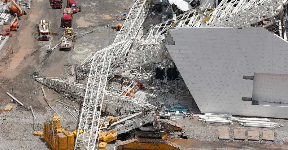 Vista aérea do estádio Itaquerão e a parte metalica que desabou causando mortes de operarios