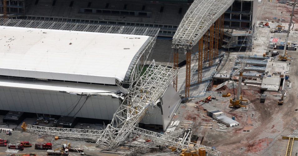Vista aérea do estádio Itaquerão e a parte metalica que desabou causando mortes de operarios