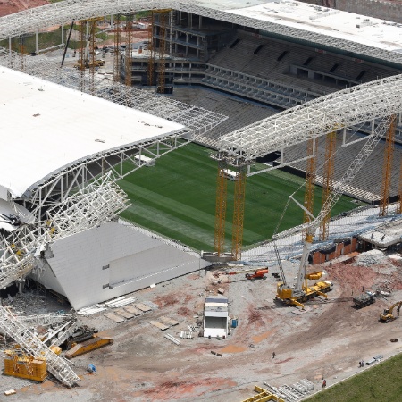 Vista aérea do estádio Itaquerão e a parte metalica que desabou causando mortes de operarios