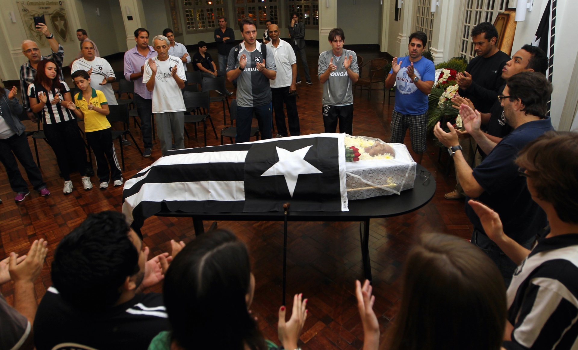 27.nov.2013 - Corpo do ex-jogador Nilton Santos é velado no Salão Nobre do Clube do Botafogo, no Rio de Janeiro; o bicampeão mundial com a seleção brasileira morreu no dia 27 de novembro de 2013 aos 88 anos - undefined