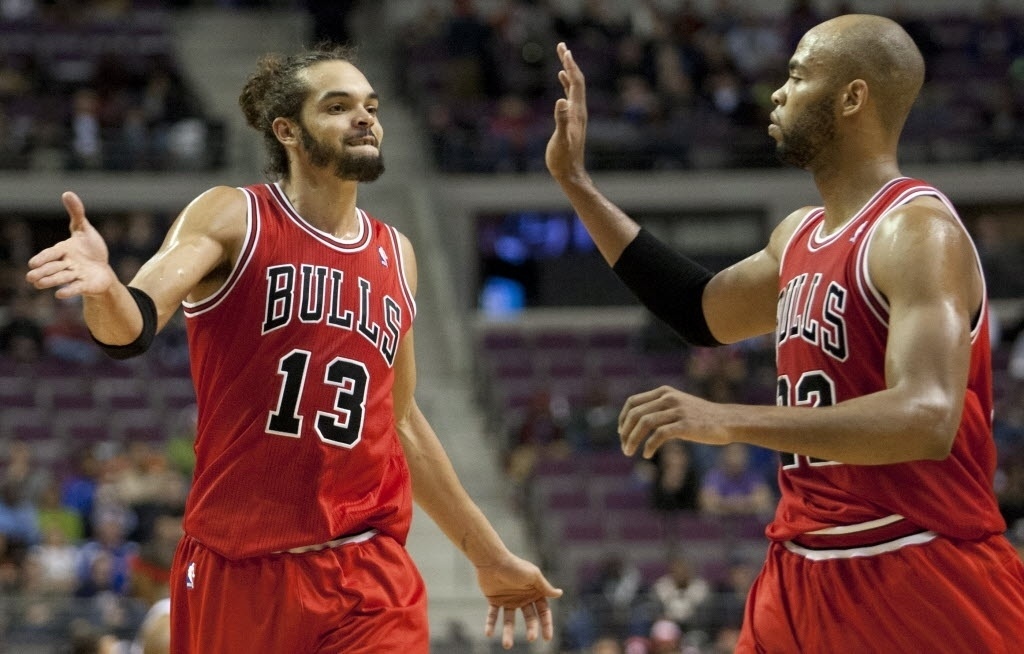 27.nov.2013 - Joakim Noah e Taj Gibson se cumprimentam durante a triunfo do Chicago Bulls sobre o Detroit Pistons por 99 a 79, o 19° nos últimos 20 jogos entre as equipes - Raj Mehta-USA TODAY Sports