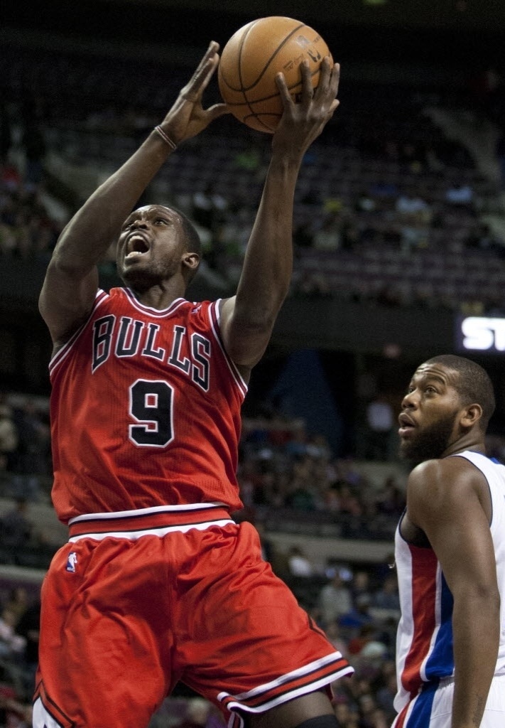 27.nov.2013 - Luol Deng infiltra em direção a cesta para anotar dois de seus 27 pontos no triunfo do Chicago Bulls sobre o Detroit Pistons por 99 a 79, o 19° nos últimos 20 jogos entre as equipes - Raj Mehta-USA TODAY Sports