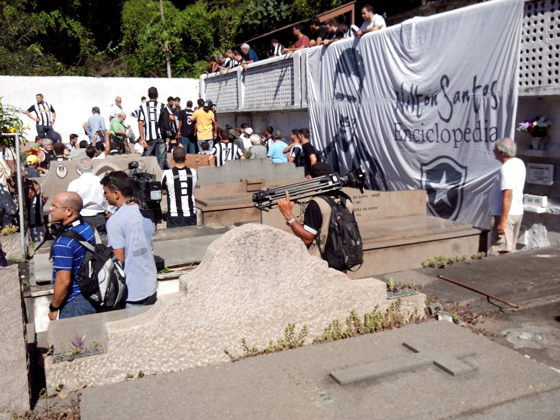 28 nov. 2013 - Nilton Santos é homenageado por torcedores do Botafogo durante enterro no Cemitério São João Batista - undefined
