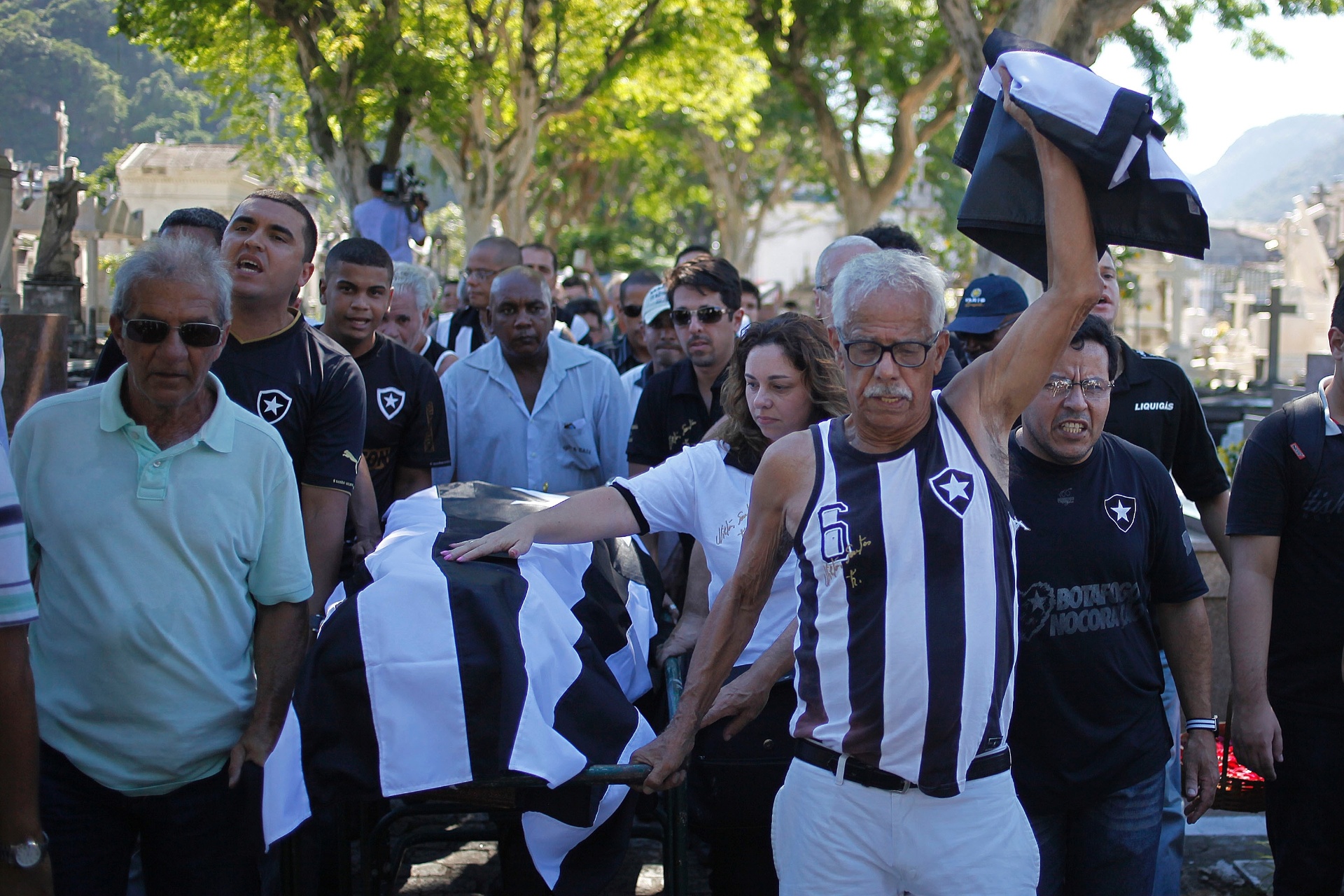 28.nov.2013 - Cortejo leva o corpo do ex-jogador de futebol Nilton Santos no cemitério São João Batista, no Rio de Janeiro - undefined