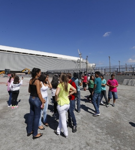 28.nov.2013 - Crianças da cidade de São Roque visitam o Itaquerão em excursão escolar um dia após o acidente